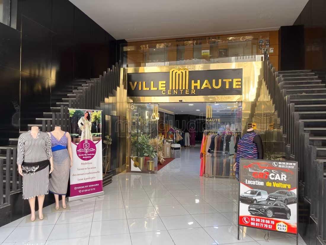 Beau local à vendre à La Ville Haute. 
Surface de 22 m². 
Ré... - 1